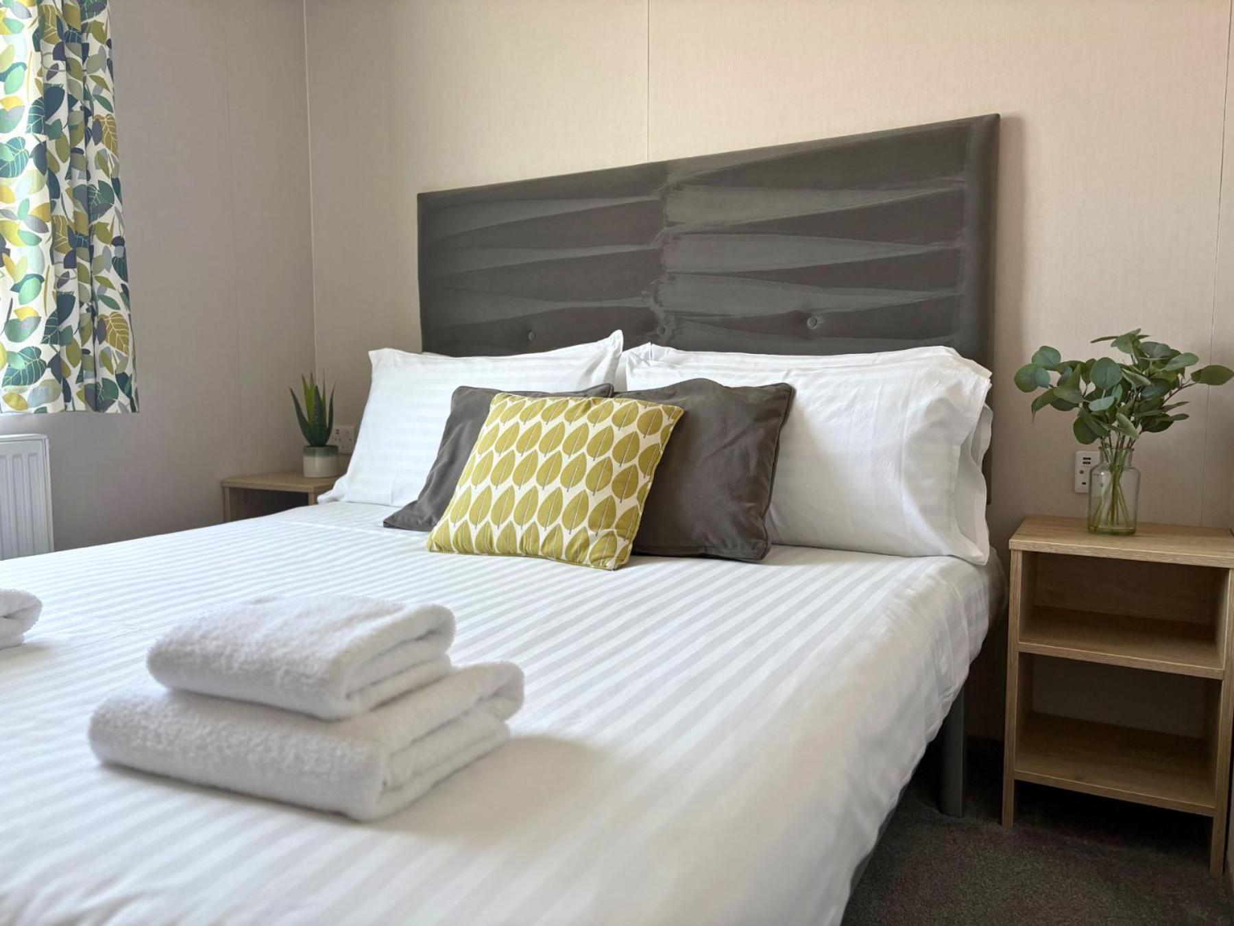 Linwater Caravan Park - Luxury Lodges And Static Caravans Near Edinburgh Newbridge  Exteriör bild